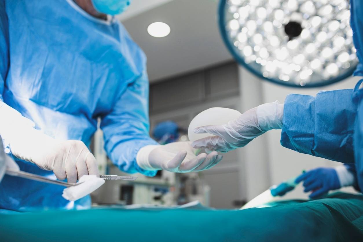 עברה ניתוח להגדלת החזה ונותרה עם נזקים קשים